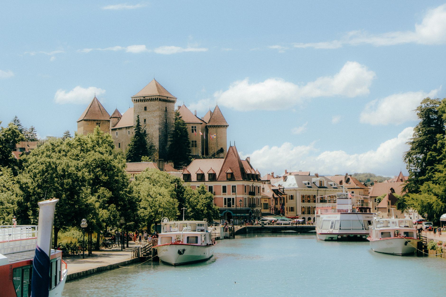 Château de Menthon histoire, visite — vue du château de Menthon lac d'Annecy