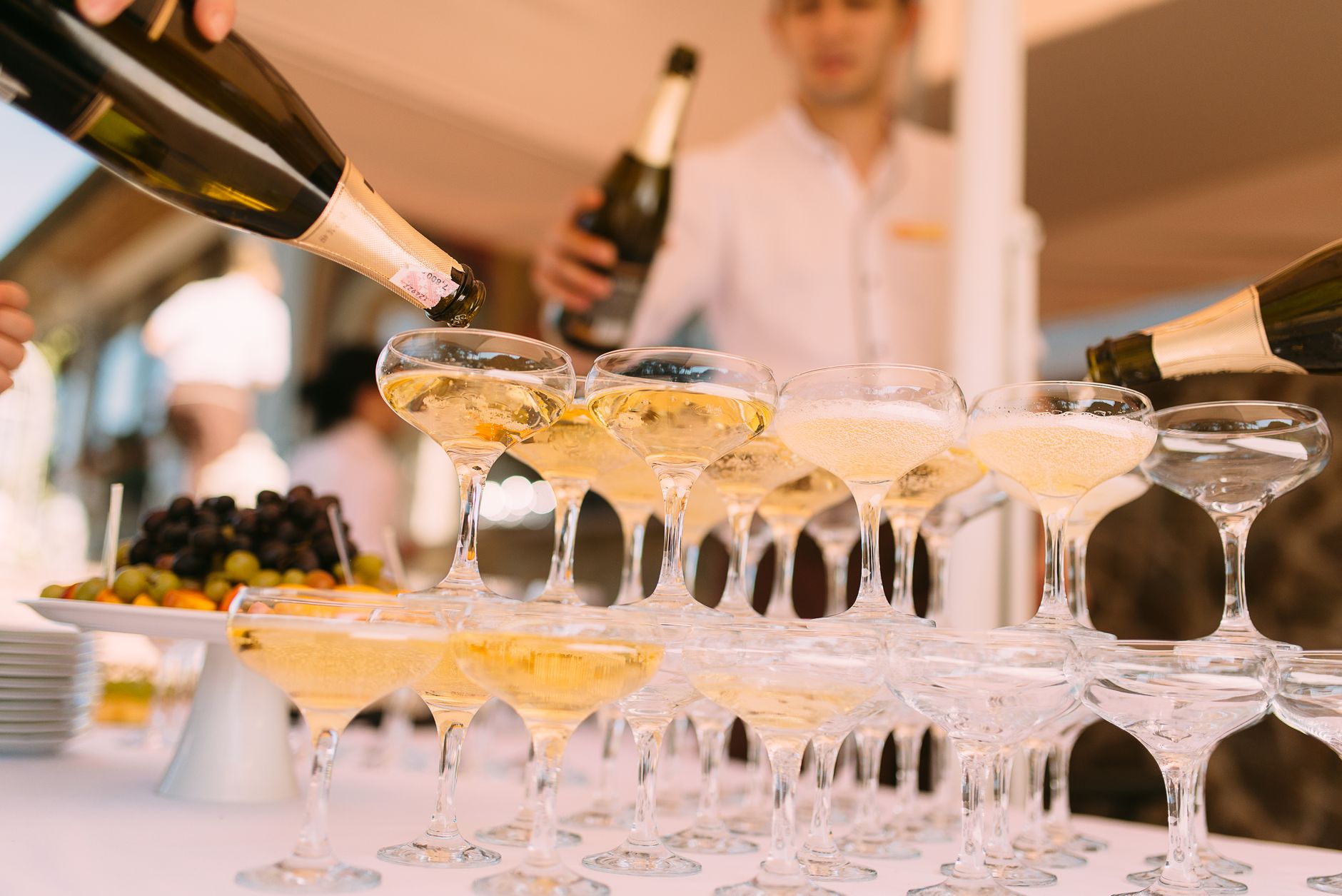 Combien de coupes dans une bouteille de champagne de 75 cl : les chiffres qui servent vraiment — bouteille de champagne versant dans des verres