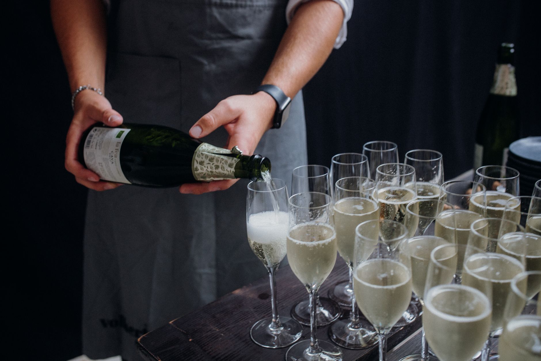 Combien de coupes dans une — bouteille de champagne versant dans des verres