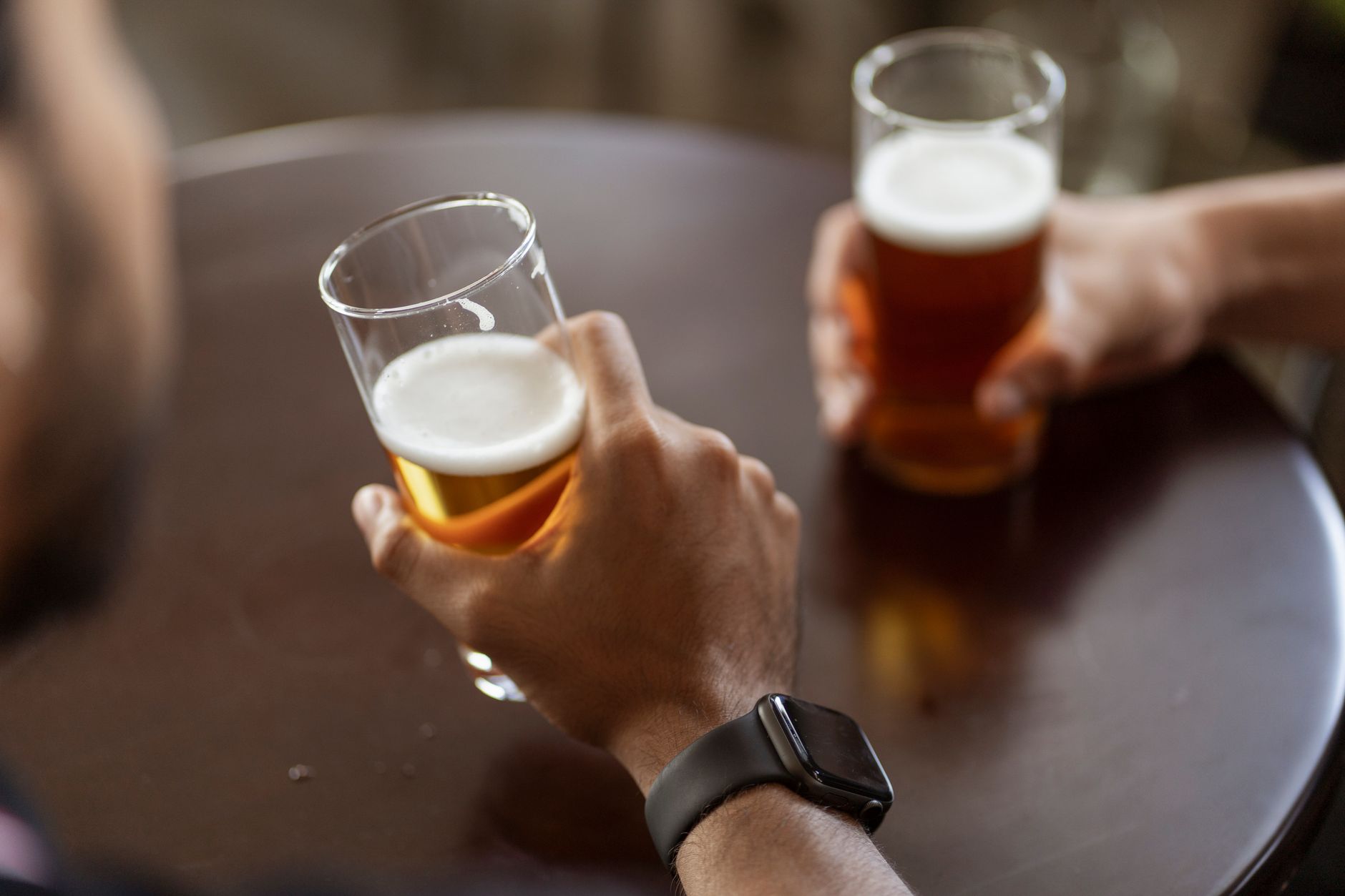 Combien de temps pour éliminer une bière 25 ou 33 cl : repères concrets — verre de bière sur table