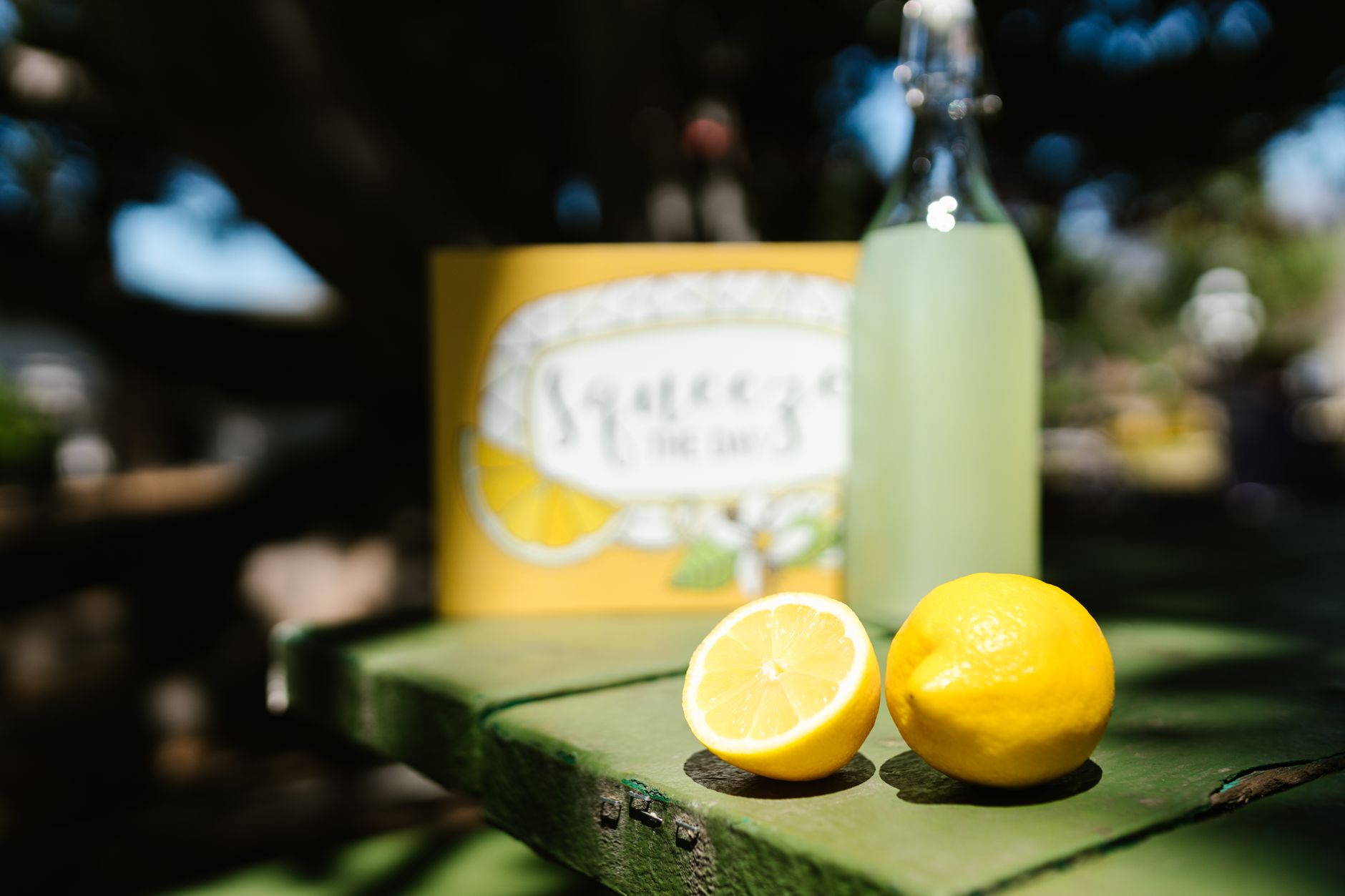 Recette de limoncello maison pas à pas : des zestes au digestif glacé — bouteilles de limoncello maison citrons