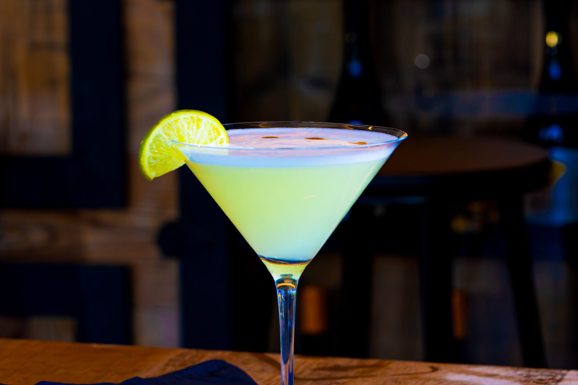 Pisco Sour : comprendre l’équilibre de la recette classique — verre de cocktail Pisco Sour avec citron vert