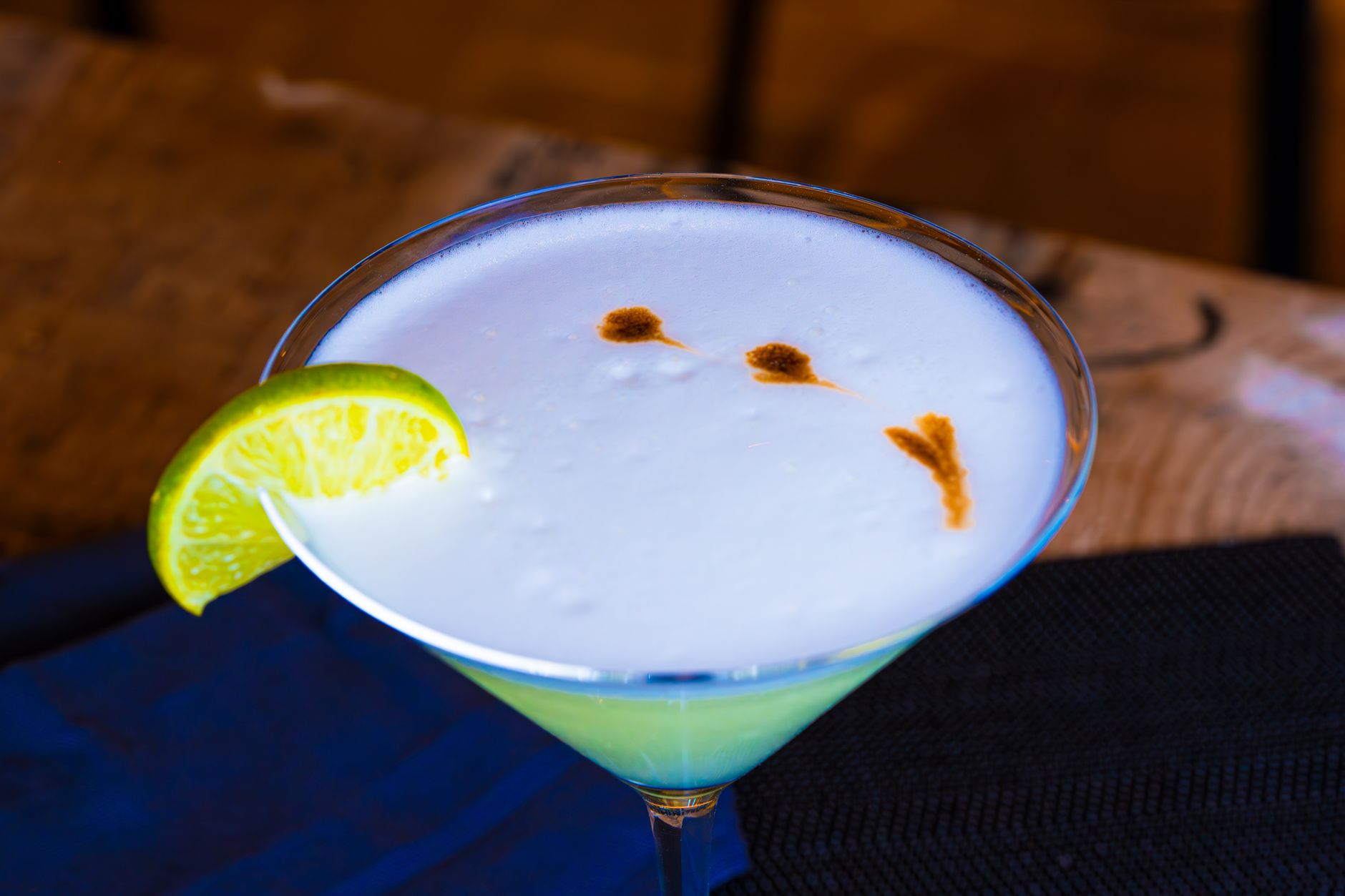 Cocktails Pisco Sour la recette — verre de cocktail Pisco Sour avec citron vert