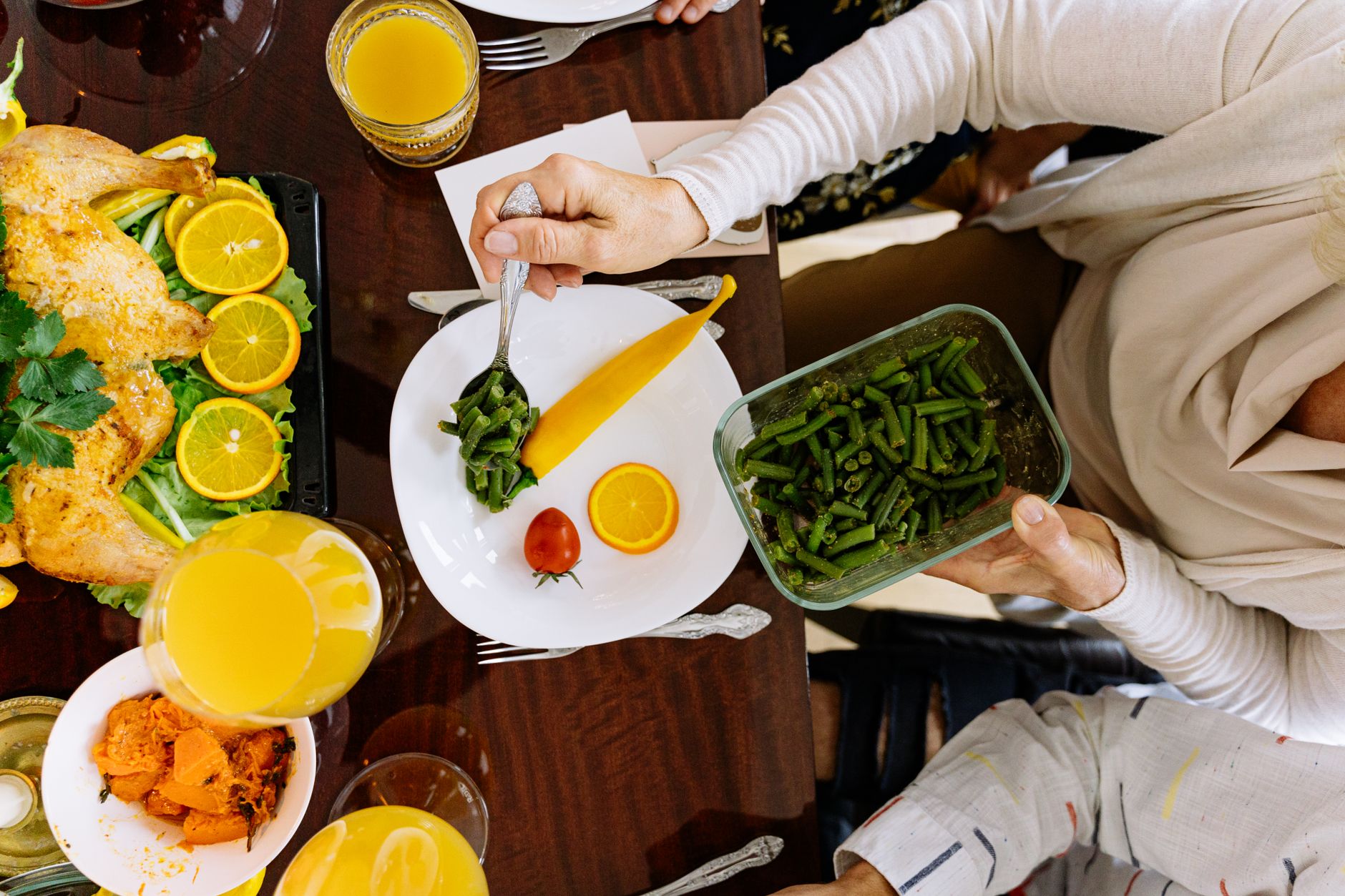 Plat pour 10 personnes à faire la veille : choisir une recette qui tient la route — grande table à dîner avec des plats