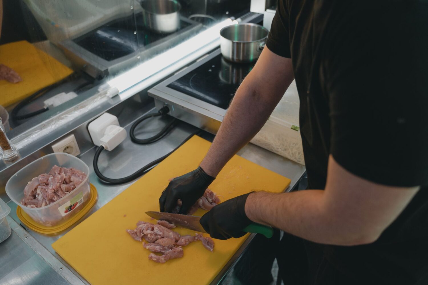 Préparer le ris de veau : dégorger, blanchir et presser avant de le cuisiner